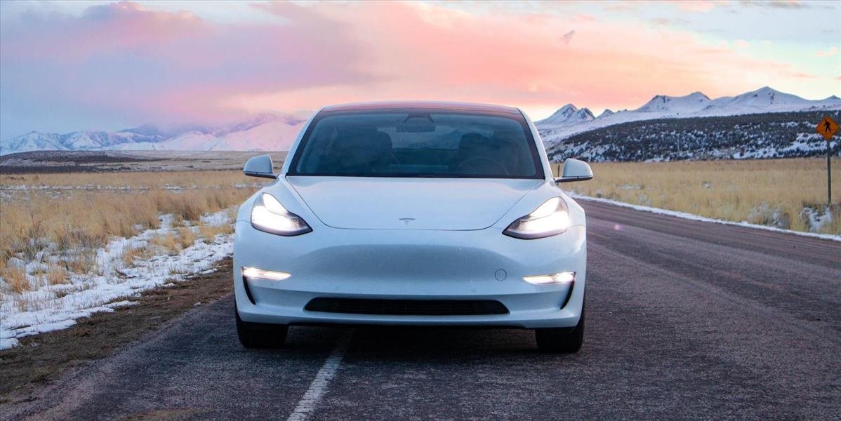 Svetlá pre nový automobil Tesla budú vyrábať na Slovensku