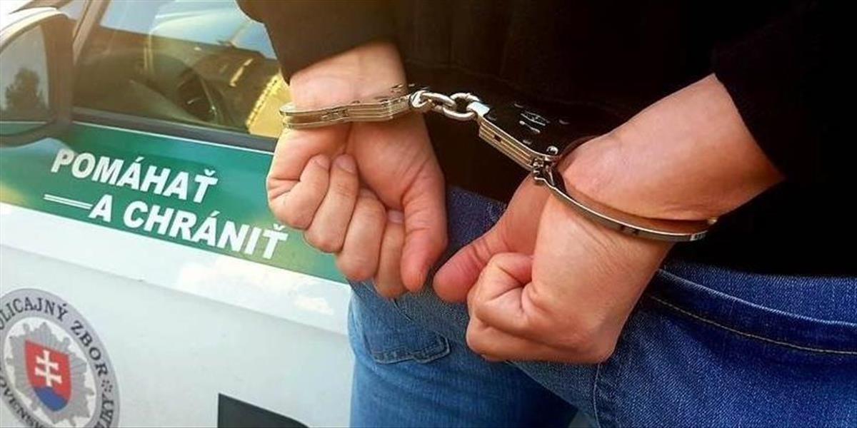 Dodávku plnú nelegálnych migrantov zastavila až policajná strela