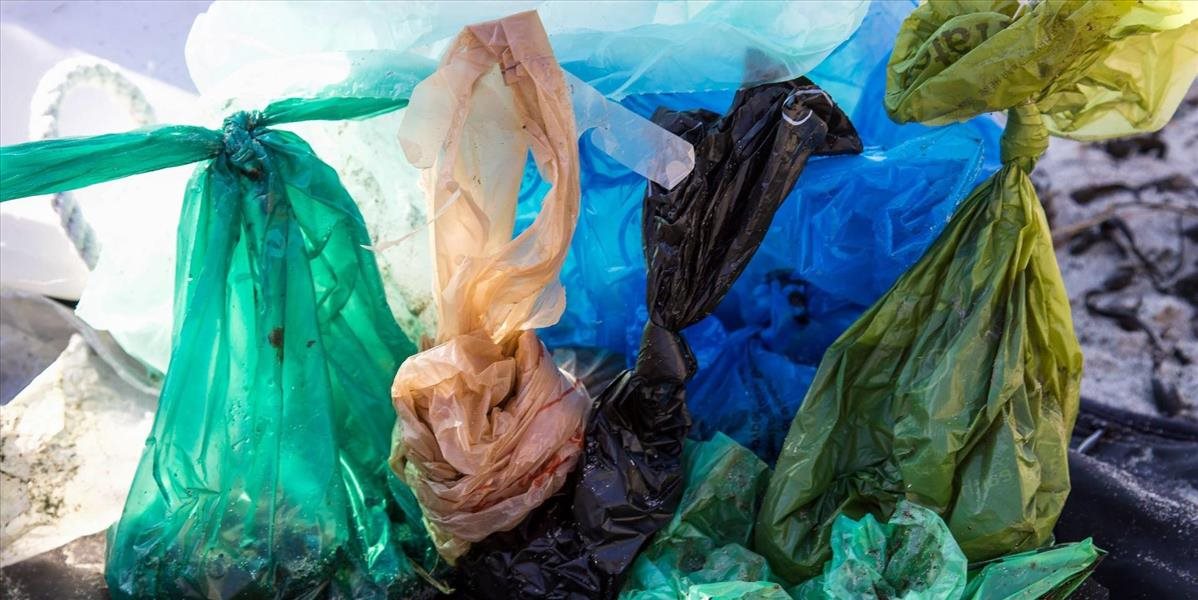 Obchody uvedú ročne do obehu 100 miliárd igelitových tašiek