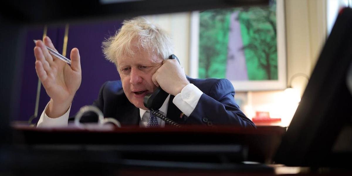 Johnson telefonoval so Zelenským. Rozprávali sa o darovaní salvových raketometov