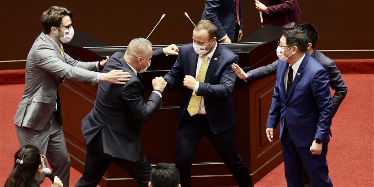 VIDEO: Slovenskí politici si vyskúšali bitku v taiwanskom parlamente