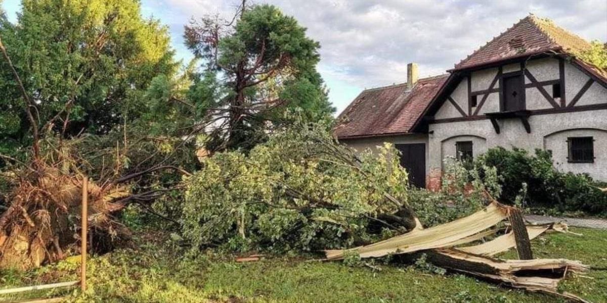 VIDEO: Južnou Moravou sa prehnala ničivá supercelárna búrka. Podozrenie na ďalšie tornádo!