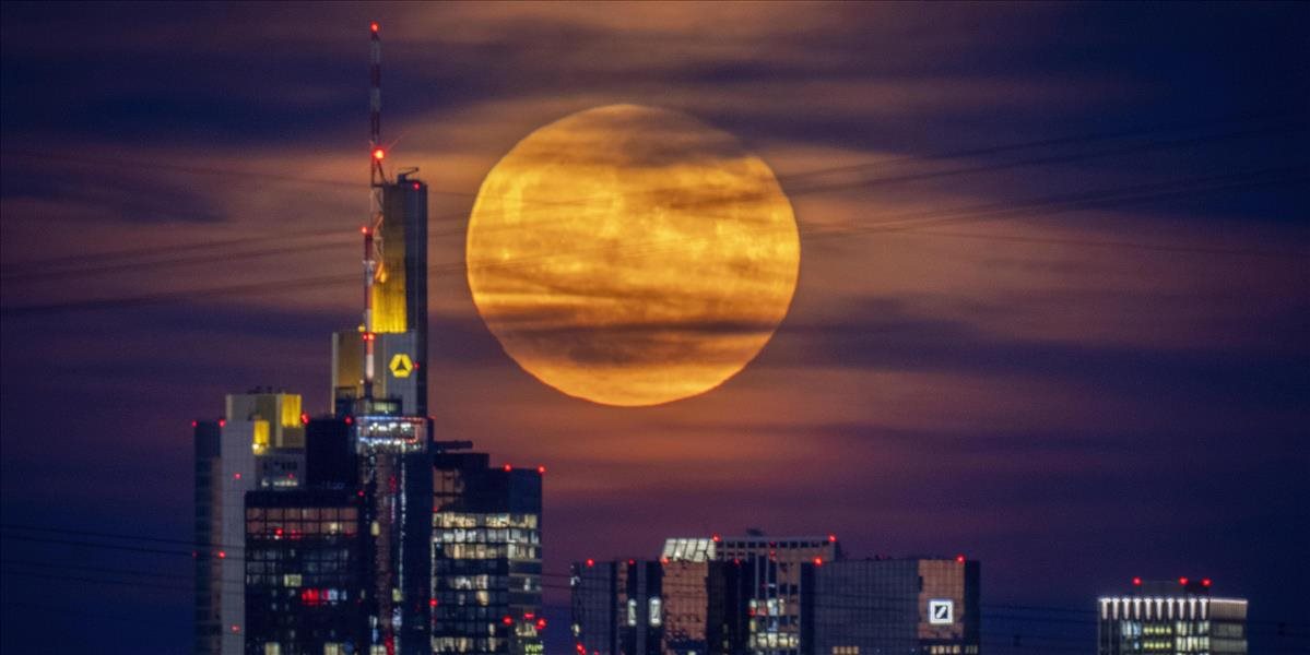Mesiac predviedol krásne nočné divadlo. Čomu vďačíme za jahodový superspln?