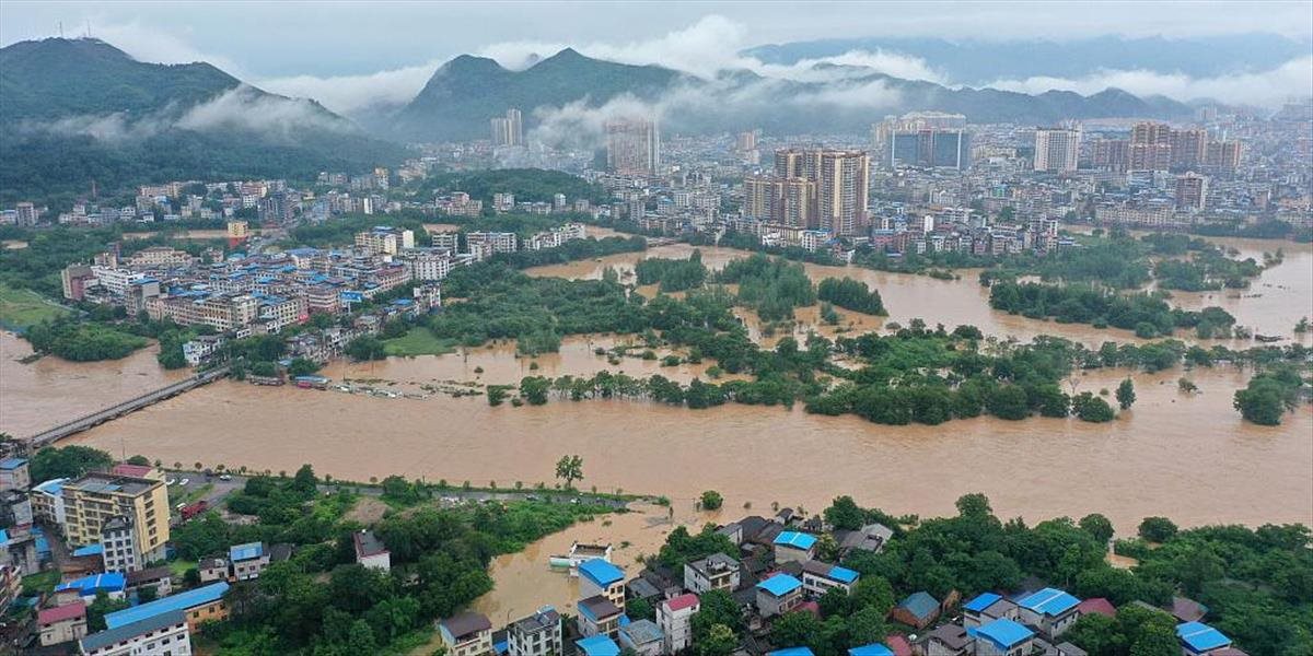 VIDEO: Číňania utekajú pred ničivými záplavy. Evakuovali státisíce ľudí