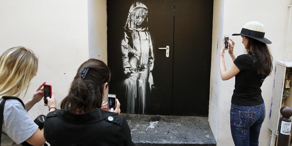 Za krádež Banksyho diela z Bataclanu odsúdili osem ľudí