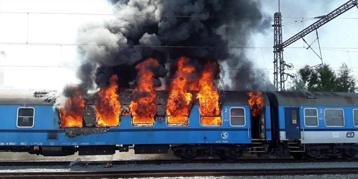 Čierny pondelok v ČR! Mŕtvy rušňovodič, auto pod lokomotívou a kolaps hasičov