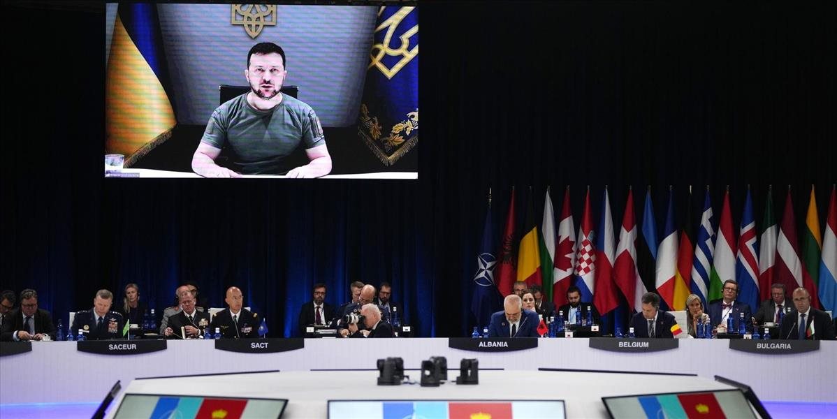 Rusko odsudzuje summit NATO! Zelenskyj žiada delostrelectvo a finančnú podporu