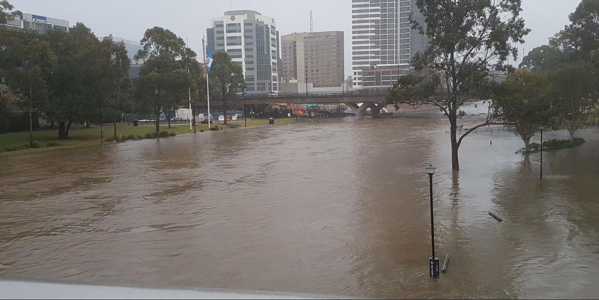 Sydney zasiahol prívalový dážď, tisíce ľudí vyzvali na evakuáciu