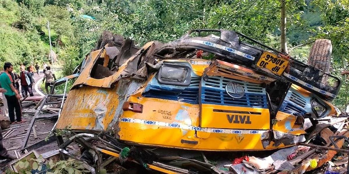 Haváriu autobusu neprežilo 16 ľudí, medzi nimi sú aj deti!