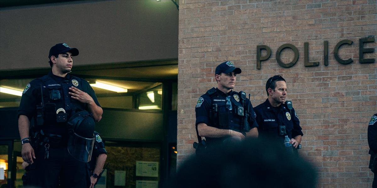 VIDEO: Oslava Dňa nezávislosti sa zmenila na masaker. Muž strieľal do ľudí. Niekoľkých zabil