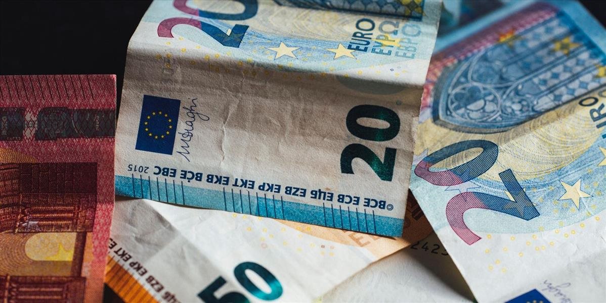 Euro oslabilo oproti doláru na takmer 20-ročné minimum