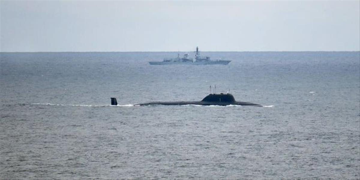 Vojenská loď sledovala v Severnom mori dve ruské ponorky