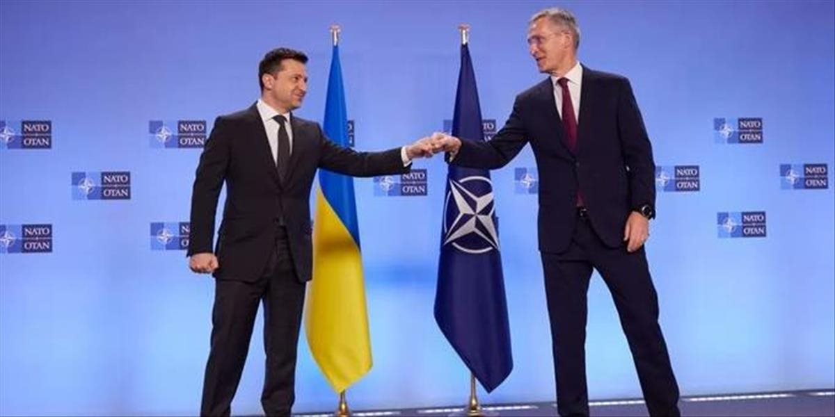 Zelenskyj hovoril so Stoltenbergom o ďalšej vojenskej pomoci pre Ukrajinu