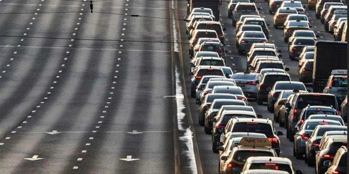 Cez Krymský most do Ruska prúdi rekordný počet vozidiel