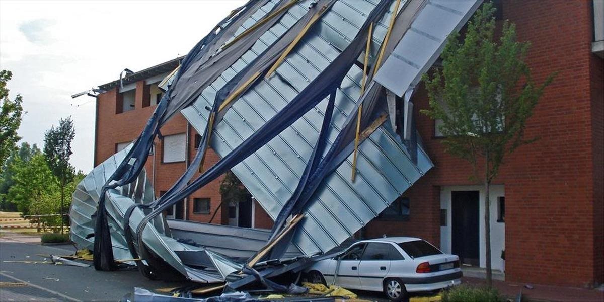 Minitornádo spôsobilo výpadky prúdu a škody na desiatkach domov