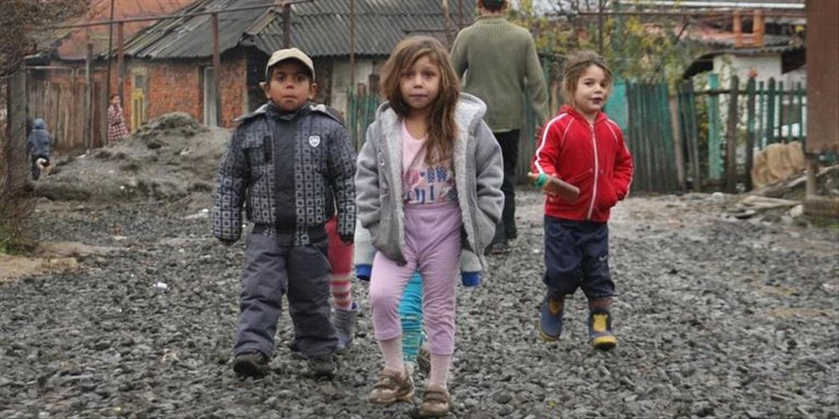 O Rómoch a príspevkoch na deti: Mladá Rómka má päť detí. Čo ju k tomu asi viedlo?