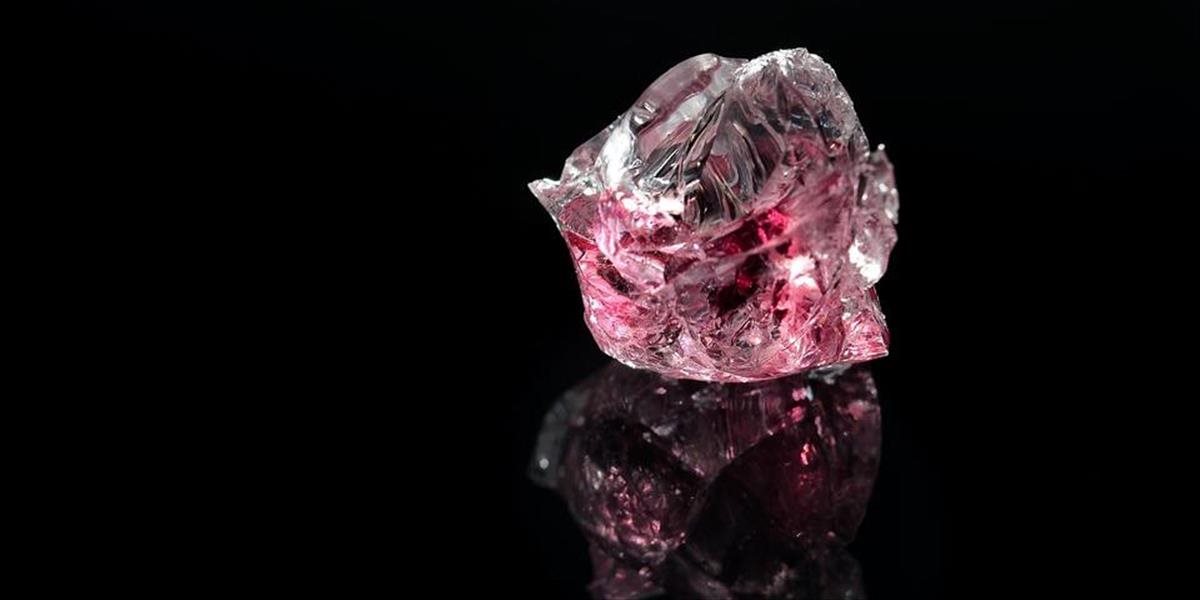 V Ženeve vydražili najväčší ružový diamant v tvare slzy za 28,5 milióna dolárov