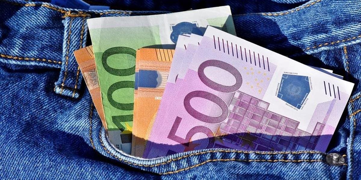 Polícia obvinila muža, ktorý mal okradnúť seniorku o 8000 eur