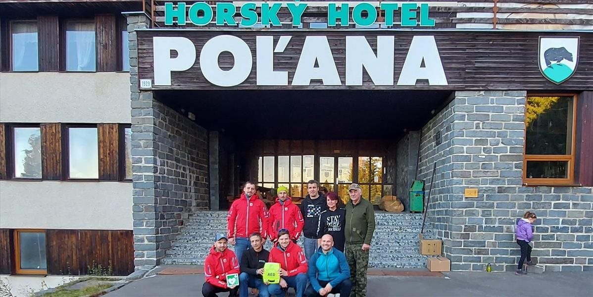 Na hoteli na Poľane nainštalovali členovia novej horskej služby defibrilátor