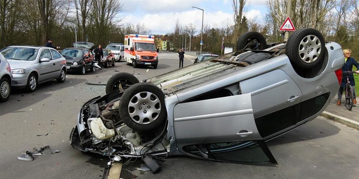 Zbytočným úmrtiam a nehodám na cestách možno predísť dodržiavaním predpisov