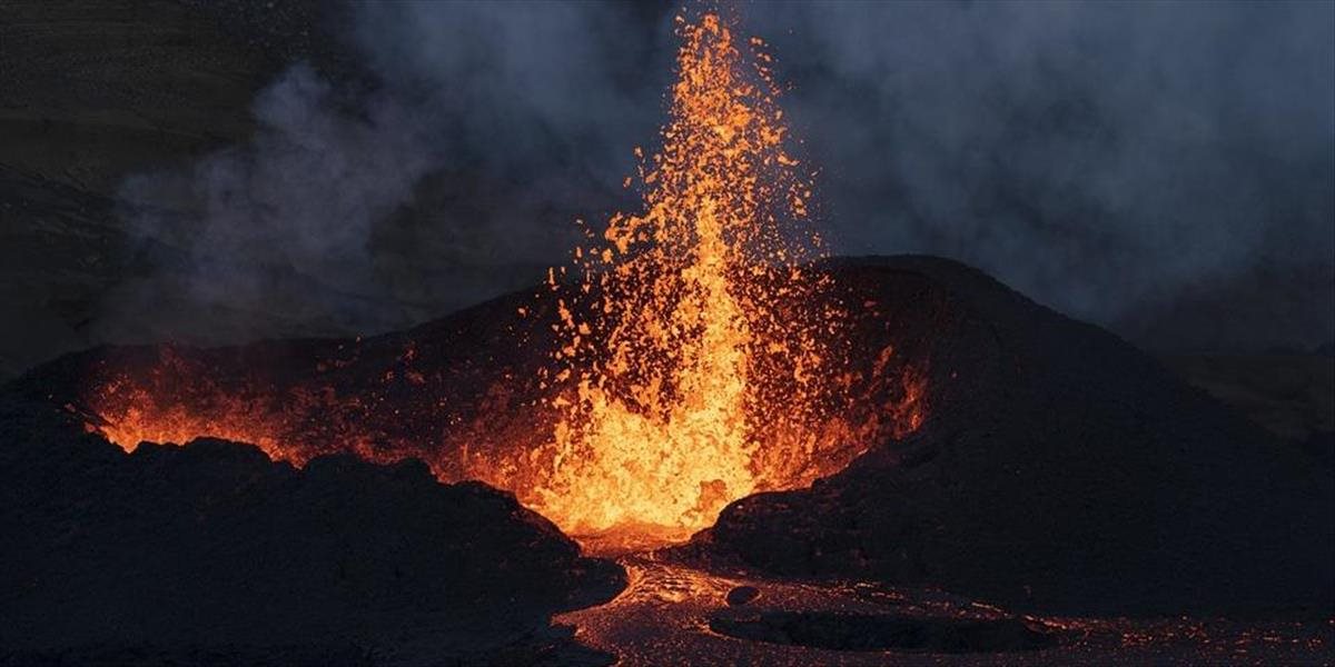 Na najväčšej sopke sveta Mauna Loa sa začala erupcia