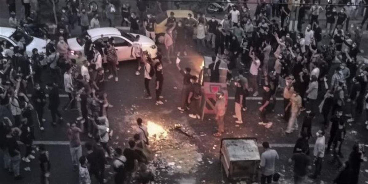 Protesty v Iráne si vyžiadali už vyše 300 obetí