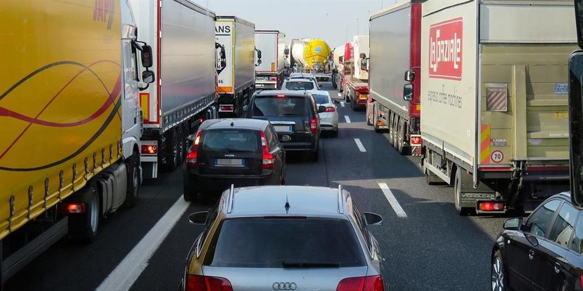 Na D1 na vjazde do Bratislavy zo Senca sa zrazili štyri autá