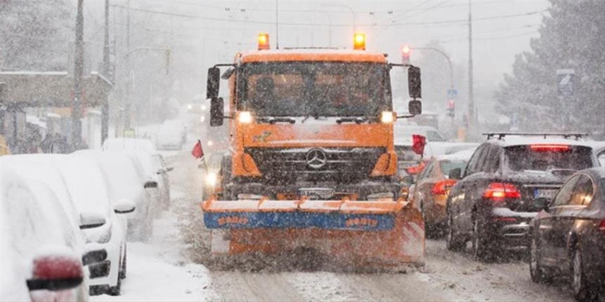 Husté sneženie v Česku komplikuje dopravu, bez elektriny sú tisícky domácností