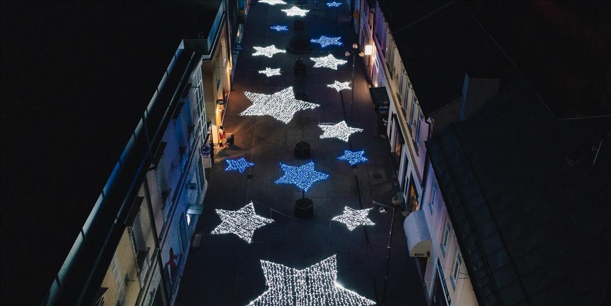 Centrom vianočnej výzdoby v Poprade je námestie, novinkou je hviezdne nebo
