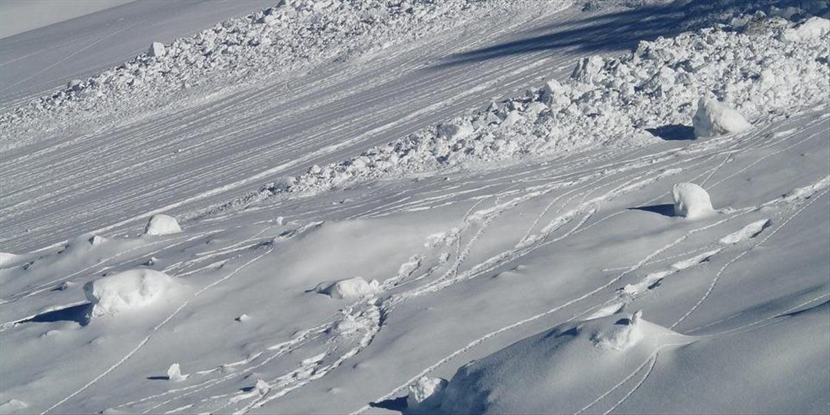 Vo vysokých polohách Tatier trvá druhý stupeň lavínovej hrozby