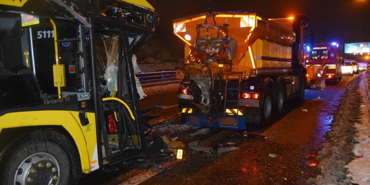 Zrážka autobusu a posýpača v Košiciach si vyžiadala sedem zranených