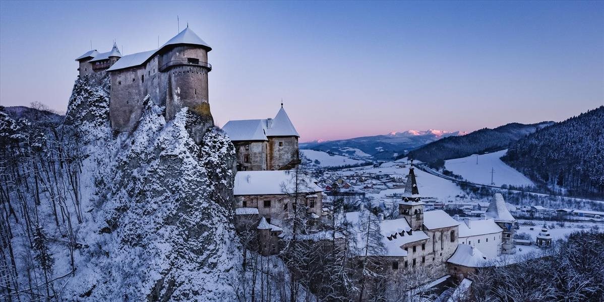 Pod Oravským hradom sa začali vianočné trhy