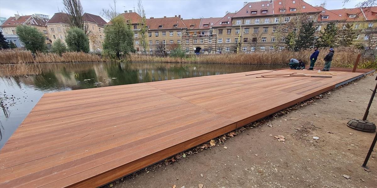 V Košiciach obnovili drevené mólo v Mestskom parku