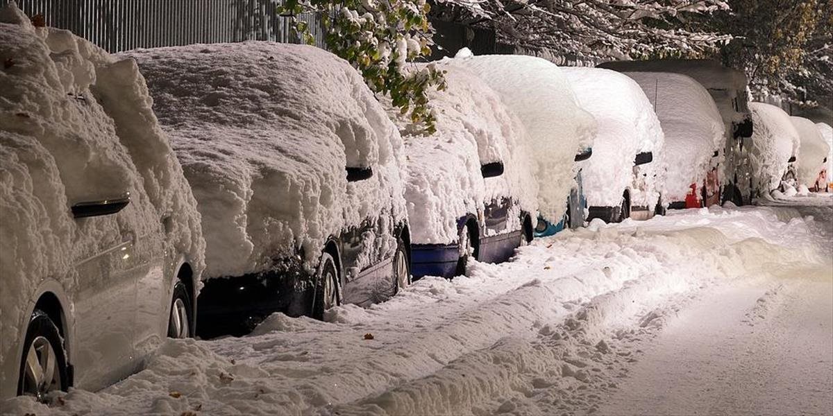 V severnom Japonsku sa nakopil sneh, zomreli traja ľudia a uviazli stovky áut