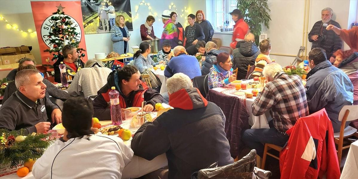 Ľudia bez domova v Liptovskom Mikuláši mali predčasné Vianoce
