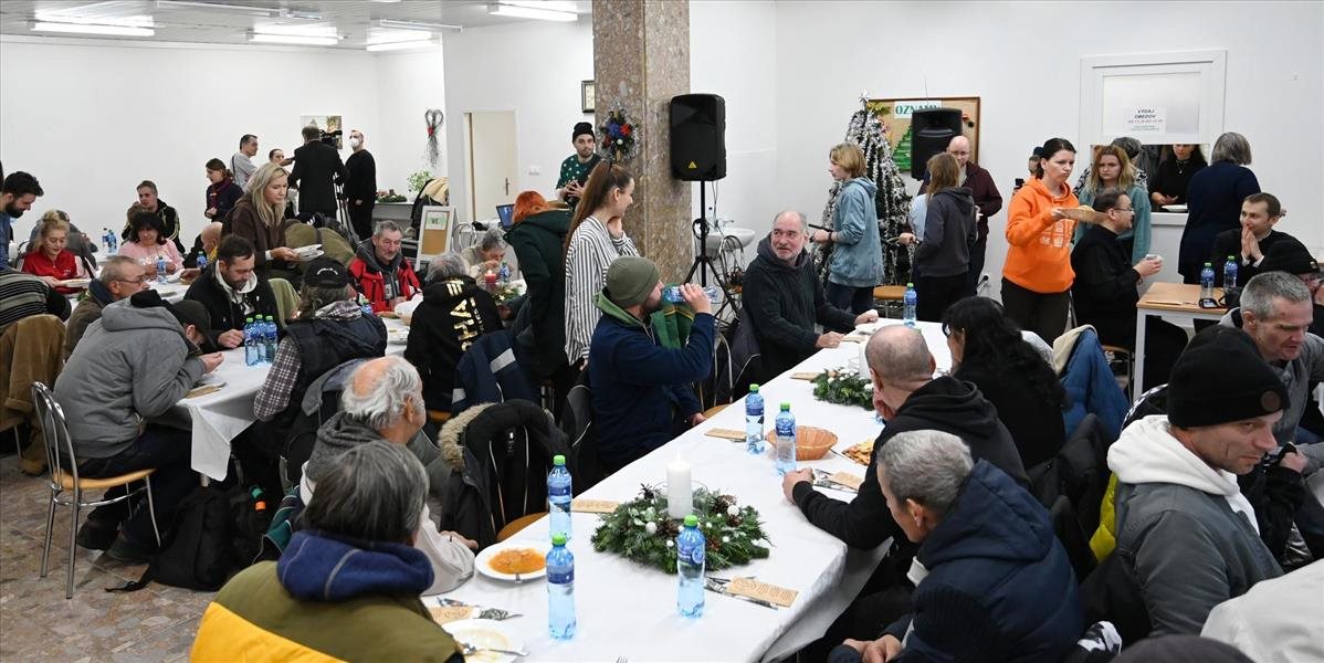 Vianočnú večeru pre ľudí bez domova pripravili charita a mesto Trnava