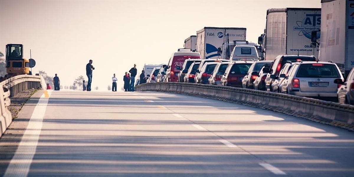 Jeden človek zahynul pri hromadnej nehode vyše dvoch stoviek áut na moste v Číne