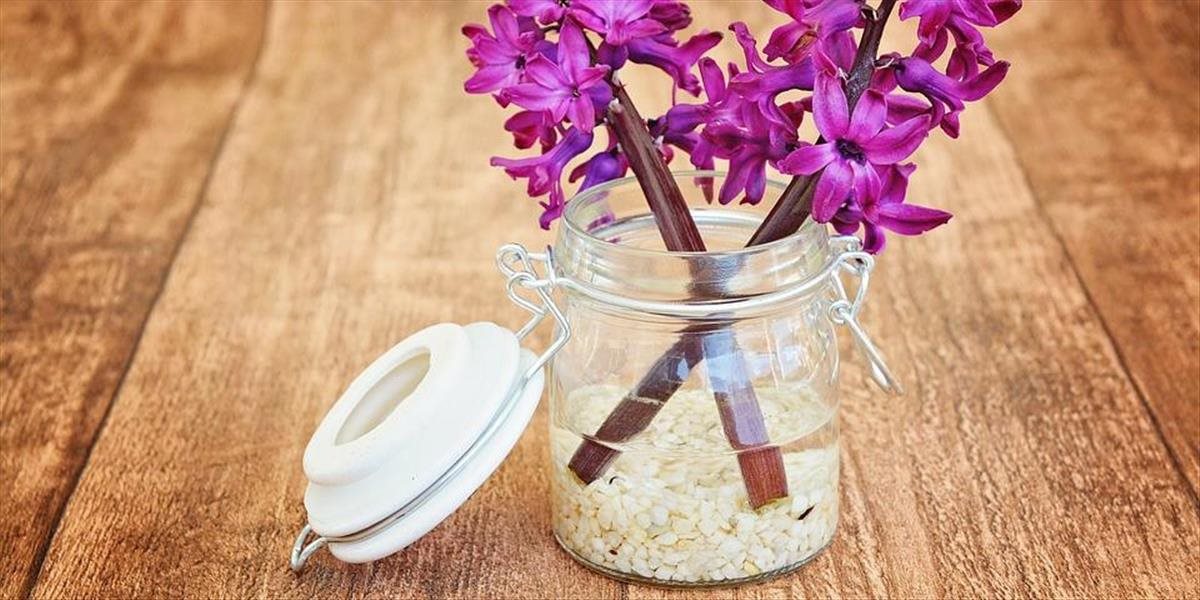 Ako vznikol parfum? Niekto sa kúpal zo zábavy, niekto vyrábal hrušky a niekde sa pilo víno