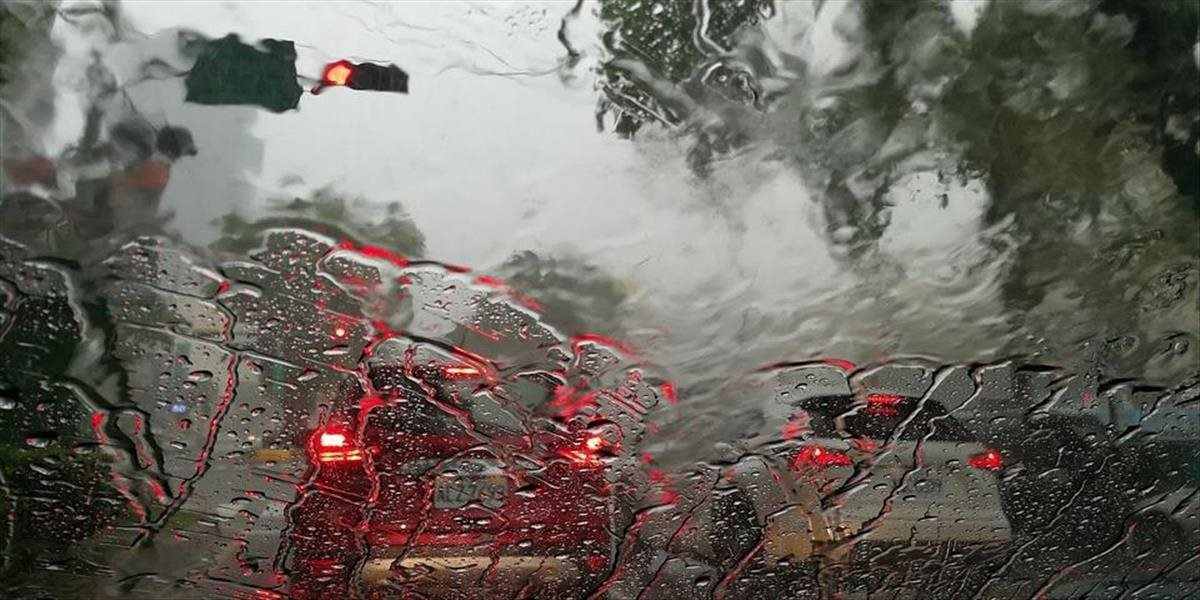 Kaliforniu zasiahli silné dažde, bez elektriny ostali tisícky ľudí