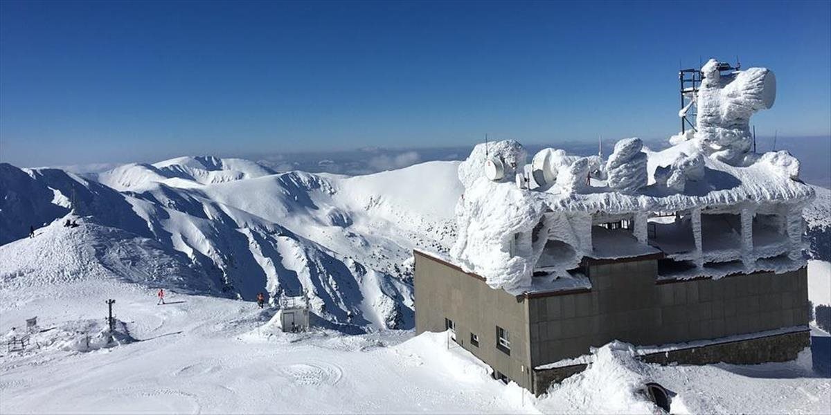 Štrbské Pleso je bez súvislej snehovej pokrývky, na Chopku ubudol sneh