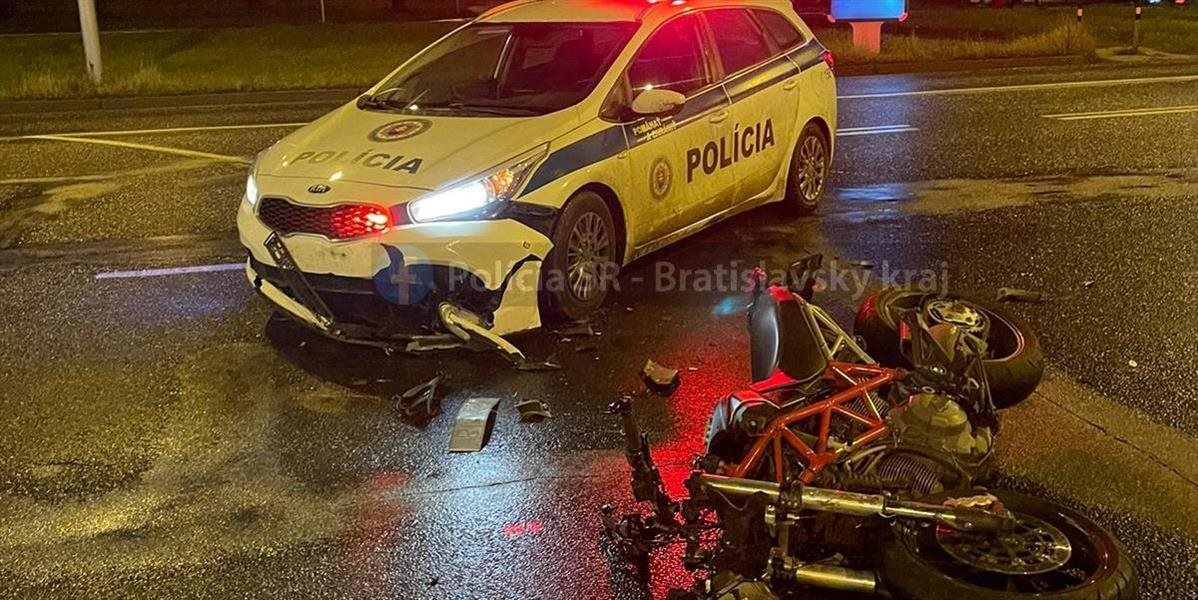 Vodič motocykla po zrážke s policajným autom ušiel z miesta činu