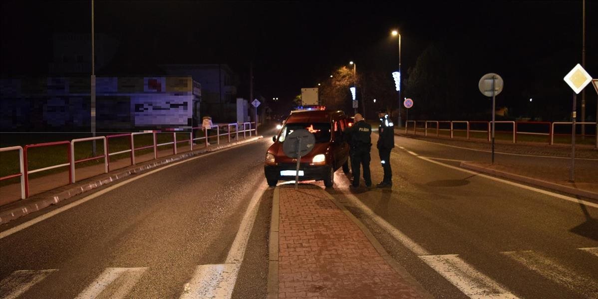 Opitý vodič narazil v kruhovej križovatke do dopravnej značky