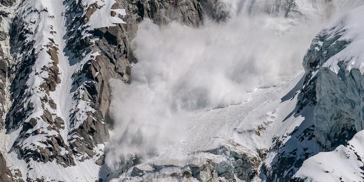 Lavínová hrozba v najvyšších polohách hôr stúpla na druhý stupeň z piatich