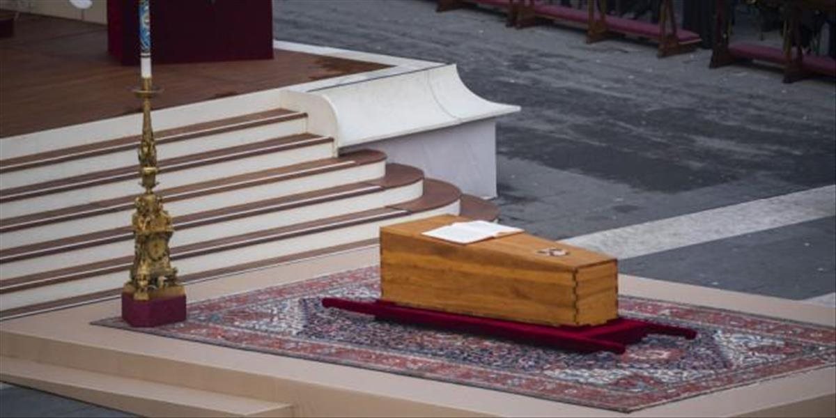 Rakvu s pozostatkami Benedikta XVI. preniesli na Námestie sv. Petra
