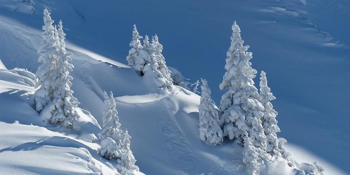 Na horách môže napadnúť až 20 centimetrov snehu, platí druhý lavínový stupeň