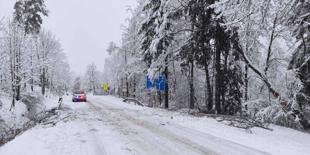 Husté sneženie komplikuje dopravu v Popradskom okrese