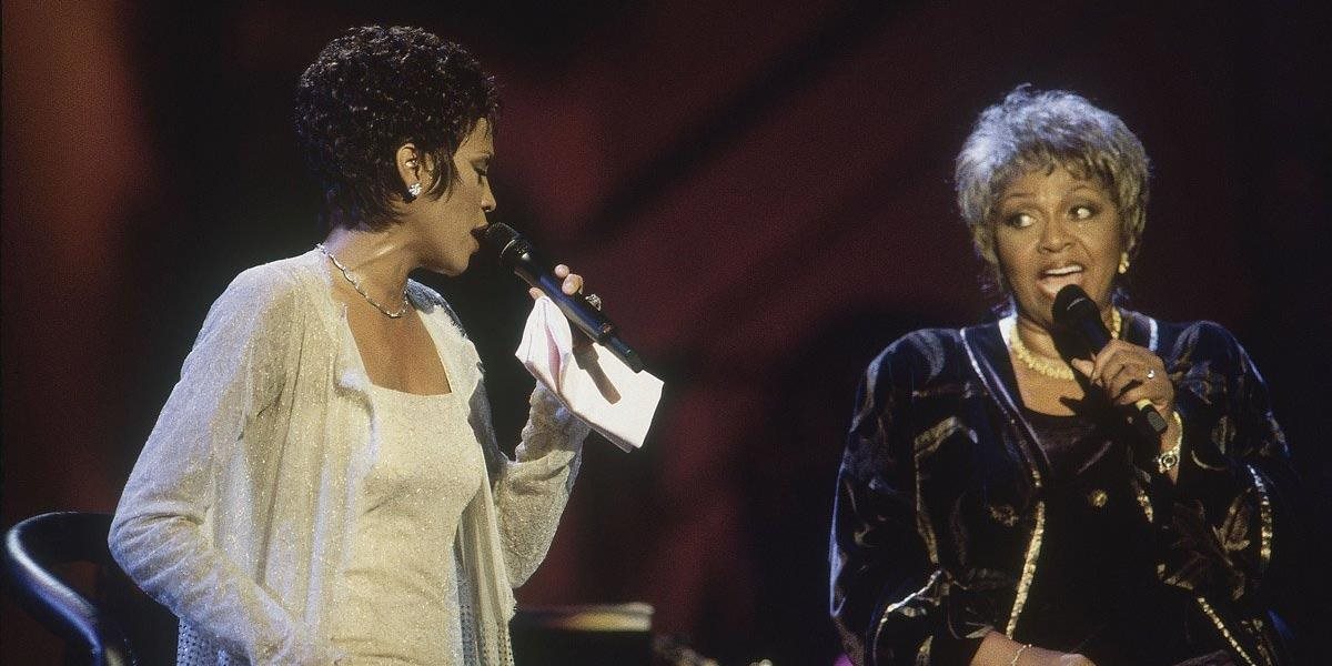 Tú pieseň nenaspieval nikto tak ako ona. Začalo sa to doma a skončilo sa to vo vani. Whitney Houston poznala moc hudby, ale aj silu drog