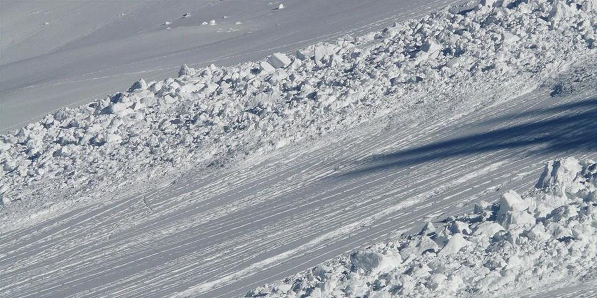 Lavíny v Nízkych Tatrách strhli dvoch lyžiarov, obaja prežili