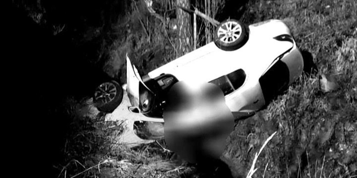 Pád auta do 25 metrov hlbokej rokliny pri Kremnici vodič neprežil