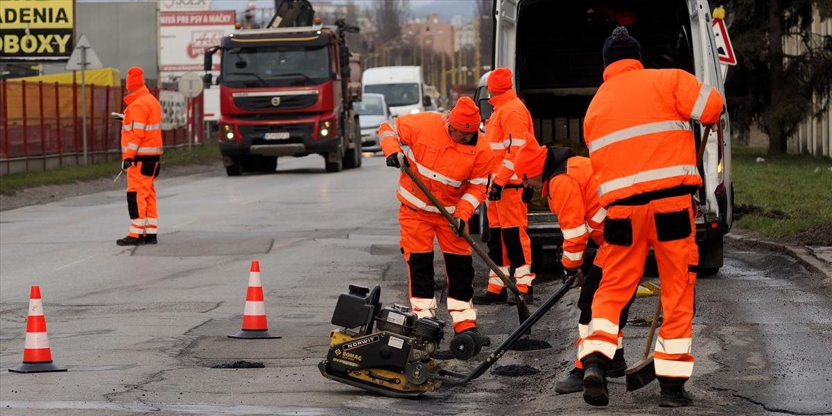 V Košiciach začali s opravami výtlkov studenou asfaltovou zmesou